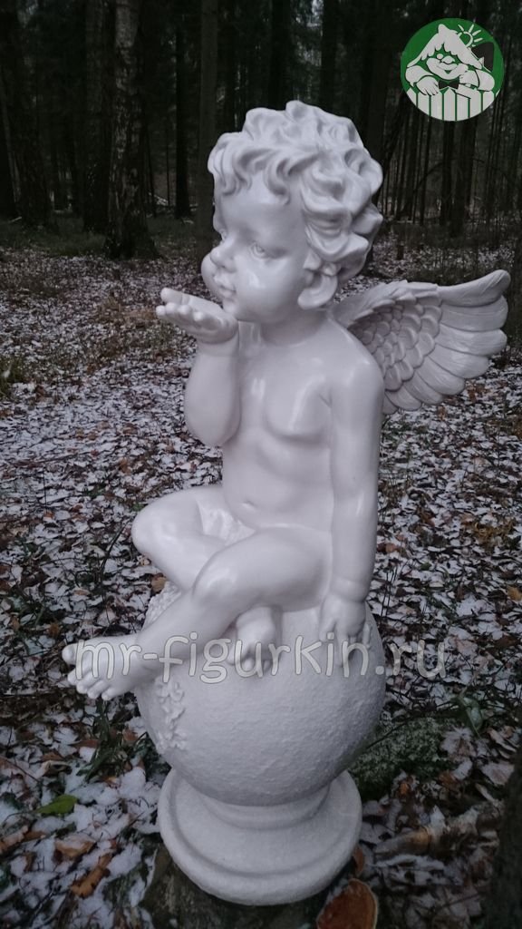Фигура Ангел на шаре воздушный поцелуй H-70 см