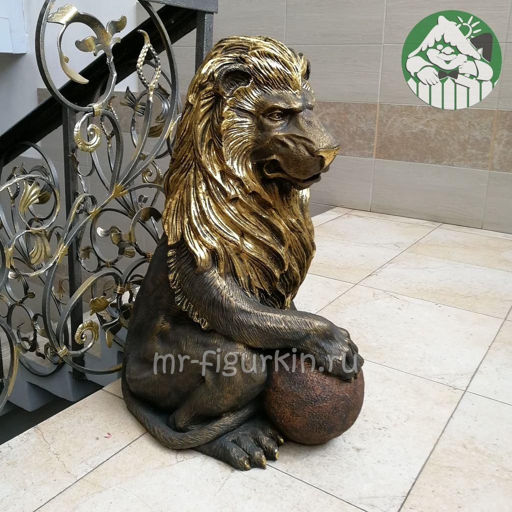 Садовая фигура Лев с шаром (бронза/золото) 87х70х40 см