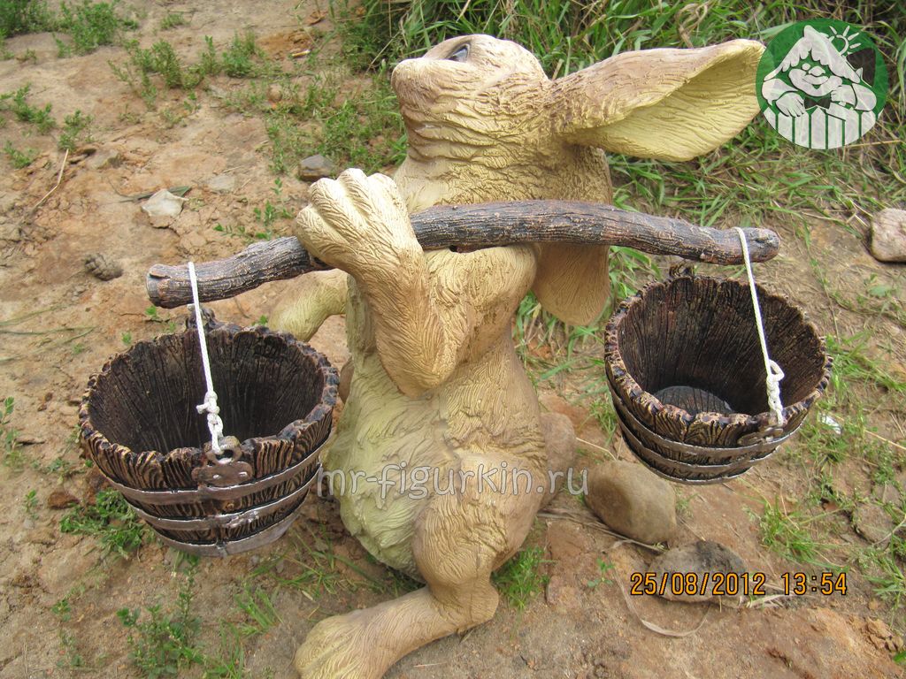 Садовая фигура Заяц с коромыслом H-35 см