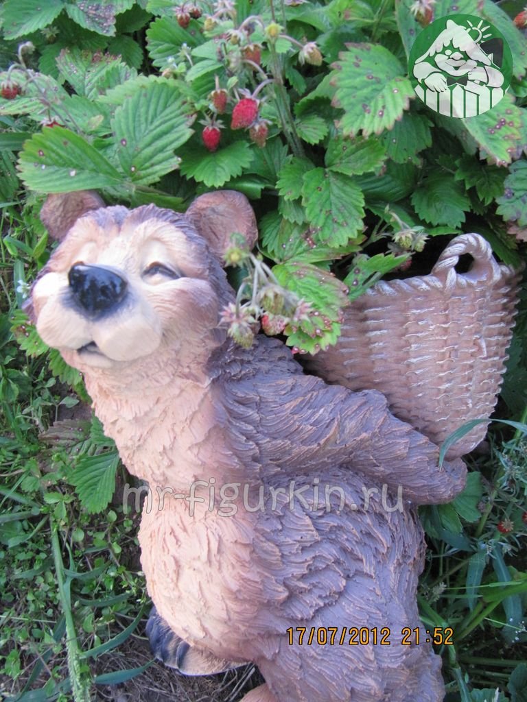 Садовая фигура Медведь с корзиной H-30 см