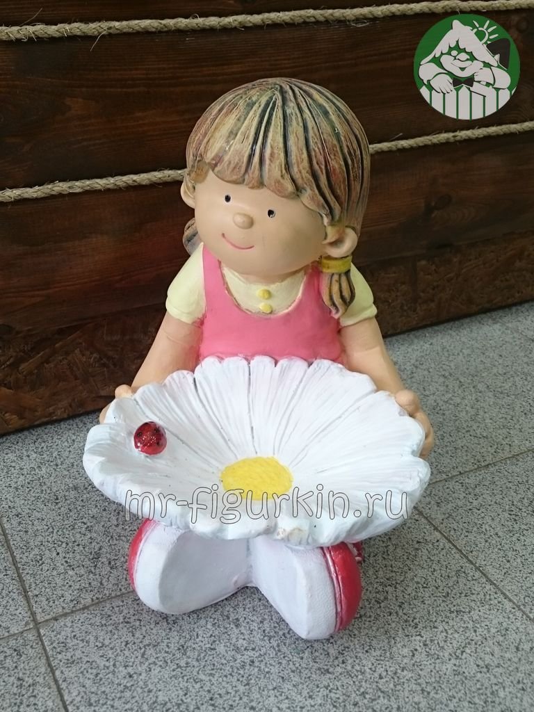 Садовая фигура Девочка сидит с цветком - поилка Н-37 см, L-27 см