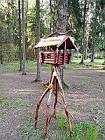 Деревянный бревенчатый домик (кормушка) для белок / птиц H-195 см